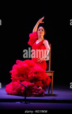 London, Großbritannien. 11. Juli 2019. Olga Pericet Tänze" Der Stachel, dass davon geträumt, eine Blume oder die Blume, die davon geträumt, eine Tänzerin' Leistung als Teil des 16 Flamenco-Festival in Sadler's Wells Theatre. Credit: Quan Van/Alamy leben Nachrichten Stockfoto