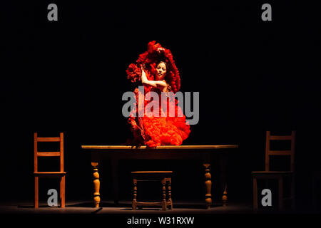 London, Großbritannien. 11. Juli 2019. Olga Pericet Tänze" Der Stachel, dass davon geträumt, eine Blume oder die Blume, die davon geträumt, eine Tänzerin' Leistung als Teil des 16 Flamenco-Festival in Sadler's Wells Theatre. Credit: Quan Van/Alamy leben Nachrichten Stockfoto