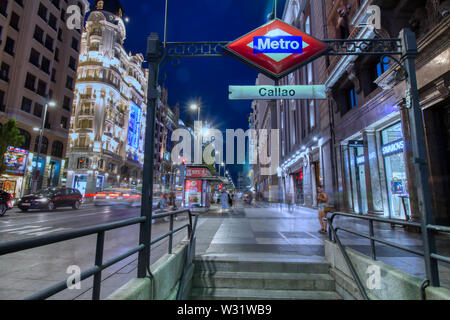 Madrid, Spanien - 20. Juni 2019: Nachtansicht der Metro Mund von Callao, auf der Gran Via in Madrid entfernt. Stockfoto