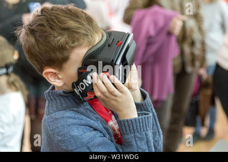 STAVROPOL, Russland - April 6, 2019 - Kleine Junge ist Spaß mit Virtual reality Headsets in Roboter Museum in Stavropol Stockfoto