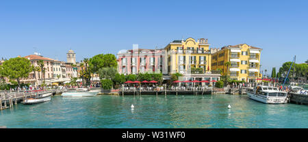 SIRMIONE, Gardasee, Italien - September 2018: Das Wasser des Hafens in das Resort von Sirmione am Gardasee. Stockfoto