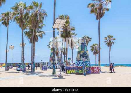 Venedig, Vereinigte Staaten - 21. MAI 2015: Ocean Front in Venice Beach, Kalifornien, entfernt. Venice Beach ist einer der beliebtesten Strände von LA County. Stockfoto