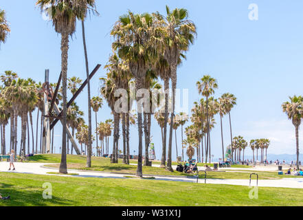 Venedig, Vereinigte Staaten - 21. MAI 2015: Ocean Front in Venice Beach, Kalifornien, entfernt. Venice Beach ist einer der beliebtesten Strände von LA County. Stockfoto