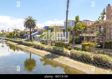 Venedig, Vereinigte Staaten - 21. MAI 2015: Häuser auf der Venice Beach Kanäle in Kalifornien. Stockfoto