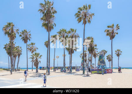 Venedig, Vereinigte Staaten - 21. MAI 2015: Ocean Front in Venice Beach, Kalifornien, entfernt. Venice Beach ist einer der beliebtesten Strände von LA County. Stockfoto