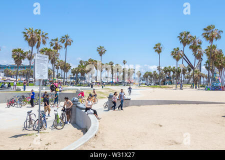 Venedig, Vereinigte Staaten - 21. MAI 2015: Ocean Front in Venice Beach, Kalifornien, entfernt. Venice Beach ist einer der beliebtesten Strände von LA County. Stockfoto