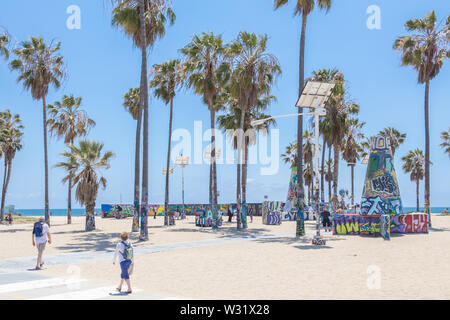 Venedig, Vereinigte Staaten - 21. MAI 2015: Ocean Front in Venice Beach, Kalifornien, entfernt. Venice Beach ist einer der beliebtesten Strände von LA County. Stockfoto