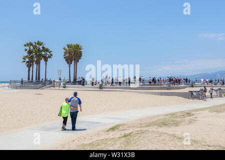 Venedig, Vereinigte Staaten - 21. MAI 2015: Ocean Front in Venice Beach, Kalifornien, entfernt. Venice Beach ist einer der beliebtesten Strände von LA County. Stockfoto