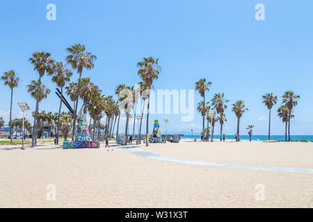 Venedig, Vereinigte Staaten - 21. MAI 2015: Ocean Front in Venice Beach, Kalifornien, entfernt. Venice Beach ist einer der beliebtesten Strände von LA County. Stockfoto