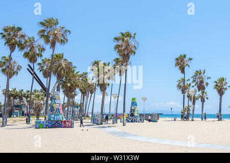Venedig, Vereinigte Staaten - 21. MAI 2015: Ocean Front in Venice Beach, Kalifornien, entfernt. Venice Beach ist einer der beliebtesten Strände von LA County. Stockfoto
