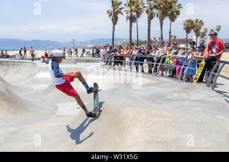 Venedig, Vereinigte Staaten - 21. MAI 2015: Ocean Front in Venice Beach, Skatepark, Kalifornien entfernt. Venice Beach ist einer der beliebtesten Strände von La Coun Stockfoto