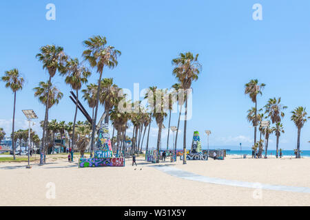 Venedig, Vereinigte Staaten - 21. MAI 2015: Ocean Front in Venice Beach, Kalifornien, entfernt. Venice Beach ist einer der beliebtesten Strände von LA County. Stockfoto