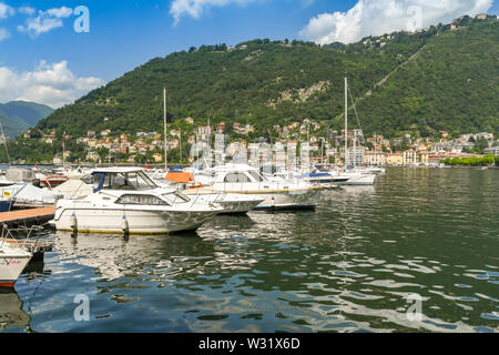 COMO, ITALIEN - JUNI 2019: Motor Boote im Hafen in Como am Comer See. Stockfoto