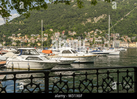 COMO, ITALIEN - JUNI 2019: Motor Boote im Hafen in Como am Comer See. Stockfoto