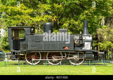 COMO, ITALIEN - JUNI 2019: alte Dampflok bewahrt und Anzeige in einem öffentlichen Park in Como am Comer See. Stockfoto
