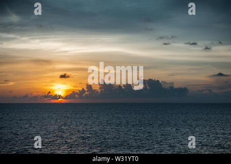 Makassar, Sulawesi, Indonesien - 28. Februar 2019: Sonnenuntergang über Makassar Meerenge mit Regen, Sturm, Wolken. Stockfoto