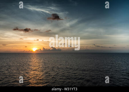 Makassar, Sulawesi, Indonesien - 28. Februar 2019: Sonnenuntergang über Makassar Meerenge mit Regen, Sturm, Wolken. Stockfoto