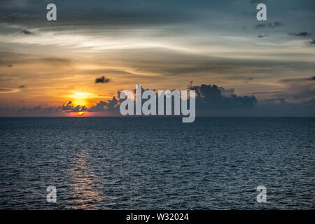 Makassar, Sulawesi, Indonesien - 28. Februar 2019: Sonnenuntergang über Makassar Meerenge mit Regen, Sturm, Wolken. Stockfoto