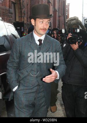 Jude Law am Set von Sherlock Holmes 2009 Foto von John Barrett/CelebrityArchaeology.com Stockfoto