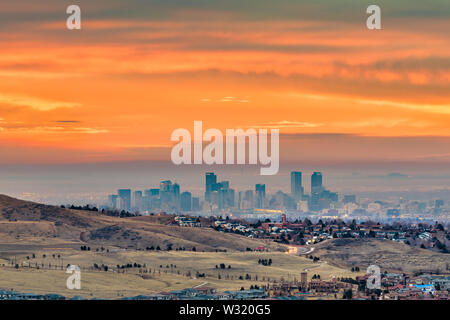 Denver, Colorado, USA, Downtown Skyline von Roten Felsen bei Sonnenaufgang gesehen. Stockfoto