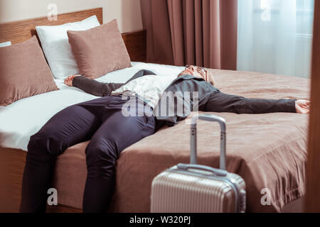 Erwachsenen Menschen, der sich in einer Geschäftsreise und der Aufenthalt in einem Hotel Zimmer Stockfoto