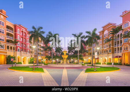 Naples, Florida, USA Stadt Skyline auf dem Wasser in der Morgendämmerung. Stockfoto