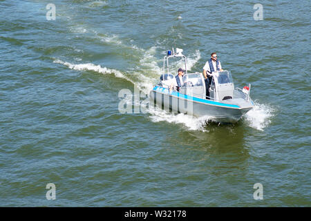 Frankfurt, Deutschland - Juli 06, 2019: Der Blick von oben auf ein polizeiboot auf Patrouille auf dem Main am Juli 06, 2019 in Frankfurt am Main. Stockfoto