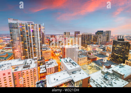 Denver, Colorado, USA, Downtown Stadtbild Rooftop View in der Abenddämmerung. Stockfoto