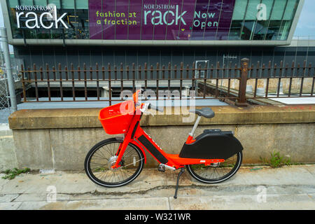 Springen Marke e-Bike außerhalb des Reiches Outlets Mall in Staten Island in New York am Samstag, 6. Juli 2019. (© Richard B. Levine) Stockfoto