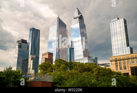 10 Hudson Yards, Mitte links, 30 Hudson Yards, Mitte rechts, und andere Entwicklung rund um die Hudson Yards in New York am Dienstag, 2. Juli 2019. (© Richard B. Levine) Stockfoto