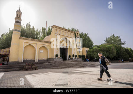 Kashgar, China. 19 Apr, 2019. Eine ältere Ethik uigurischen Mann vor der Id kah-Moschee in Kashgar. Die Provinz Xinjiang im Nordwesten von China gelegen ist, ist es die grösste Provinz in China. Mehrheit der Bevölkerung sind Muslime in Xinjiang. Vor kurzem hat die chinesische Regierung eine massive Sicherheit Durchgreifen in Xinjiang, wo mehr als eine Million ethnischer Uiguren und andere meist muslimischen Minderheiten geglaubt werden in einem Netzwerk von Internierungslager, dass Peking beschreibt als ''berufliche Bildung Zentren' am Lenkrad Leute weg von den religiösen extrem Ziel gehalten zu werden erzwungen Stockfoto