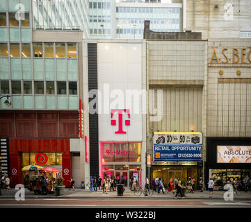 T-Mobile USA in der Herald Square in New York am Dienstag, 2. Juli 2019. (© Richard B. Levine) Stockfoto