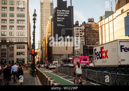 Eine Anschlagtafel auf der Seite eines Gebäudes in Midtown Manhattan am Dienstag, 9. Juli 2019 informiert die Zuschauer der Privatsphäre durch die Verwendung von Apple Geräte geleistet. (© Richard B. Levine) Stockfoto