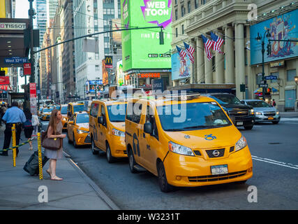 Ein Taxi vor der Pennsylvania Station in New York am Dienstag, 9. Juli 2019. (© Richard B. Levine) Stockfoto