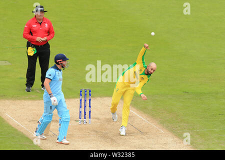 Birmingham, Großbritannien. 11. Juli, 2019. Schiedsrichter Marais Erasmus und Jonny Bairstow von England Blick auf Als Nathan Lyon von Australien rollt die Kugel während der Australien V England, ICC Cricket World Cup Halbfinale übereinstimmen, bei Edgbaston, Birmingham, England. Credit: Csm/Alamy leben Nachrichten Stockfoto