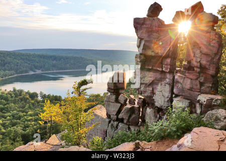 Areal auf der South Shore Strand und See von Rocky Eiszeit Wanderweg während des Sonnenuntergangs. DevilÕs Eingang Lage. DevilÕs Lake State Park, Baraboo Stockfoto