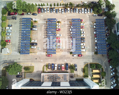 Parkplatz mit Solarzellen zum Aufladen von Autos über der Ansicht von oben Stockfoto