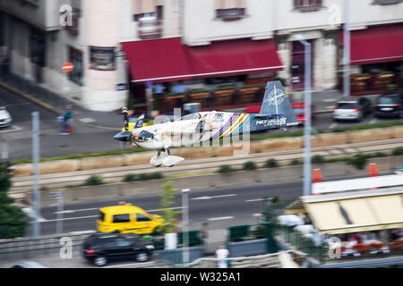 BUDAPEST/UNGARN - 24. JUNI 2018: Matt Hall mit N 540 MH Zivko Edge 540 fliegen über die Donau in der Innenstadt von Budapest, bei Red Bull Air Race 2018 Stockfoto