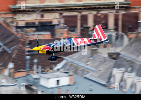 BUDAPEST/UNGARN - 24. JUNI 2018: Martin Sonka mit N806 PB Zivko Edge 540 fliegen über die Donau in der Innenstadt von Budapest, bei Red Bull Air Race 2018 Stockfoto