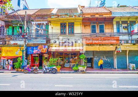 BANGKOK, THAILAND - 22 April, 2019: Die alten Häuser in Banglampu Bezirk mit touristischen Cafés im Erdgeschoss, am 22. April in Bangkok. Stockfoto