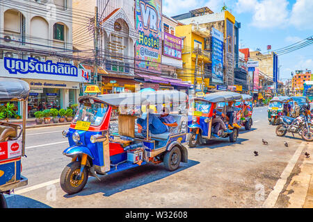 BANGKOK, THAILAND - 22 April, 2019: Die Linie der geparkten Tuk-tuks entlang der Bürgersteig in zentralen Banglampu Bezirk warten auf Kunden, am 22. April in Bangkok. Stockfoto