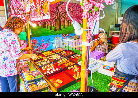 BANGKOK, THAILAND - 22 April, 2019: Die kleine Outdoor Sushi Bar mit einer Auswahl an Brötchen zum Mitnehmen, in Banglampoo Charkrapong Straße, gelegen, auf April Stockfoto