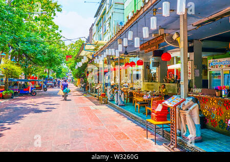 BANGKOK, THAILAND - 22 April, 2019: Die Linie von Restaurants mit traditionellen Thai Food im Ram Buttri Road im zentralen Bezirk, am 22. April in Bangkok. Stockfoto