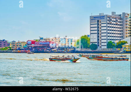 BANGKOK, THAILAND - 22 April, 2019: Das traditionelle Holzboote segeln Sie entlang den Fluss Chao Phraya und zeigt Touristen wichtigsten Sehenswürdigkeiten von der Bangkok riv Stockfoto
