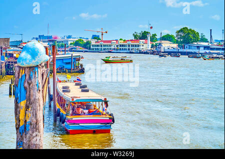 Die alten hölzernen Passagier Schiff festgebunden an der Stapel des Chao Phraya Fluss in Bangkok, Thailand Stockfoto