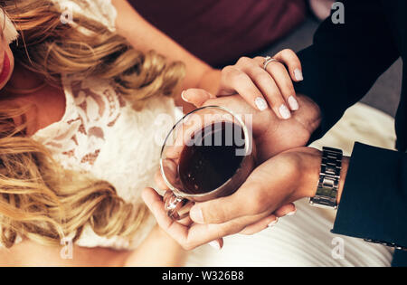 Mann und Frau mit der Kaffeetasse in der Hand, Nahaufnahme der Ansicht von oben. Beziehung, Hochzeit Konzept Stockfoto