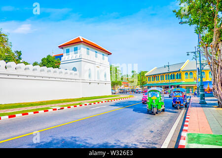 BANGKOK, THAILAND - 22 April, 2019: Taxis und Tuk Tuks sind die meist gemeinsamen Verkehrspolitik im Zentrum der Stadt, vor allem in den Wänden der Grand Pala Stockfoto