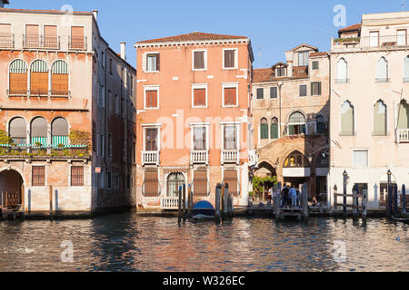 Lokale Venezianer genießen einen Sundowner in Campiello del Remer vor Taverna del Remer, Cannaregio, Canale grande, Venedig, Venetien, Italien bei Sonnenuntergang Stockfoto