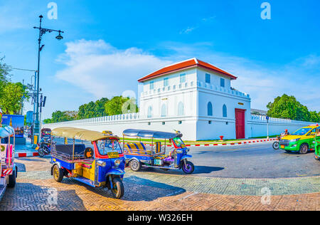 BANGKOK, THAILAND - 22 April, 2019: Die Tuk-tuk Parken an den Wänden der Grand Palace, den wichtigsten touristischen Ziel der Stadt, am 22. April in Bangkok. Stockfoto