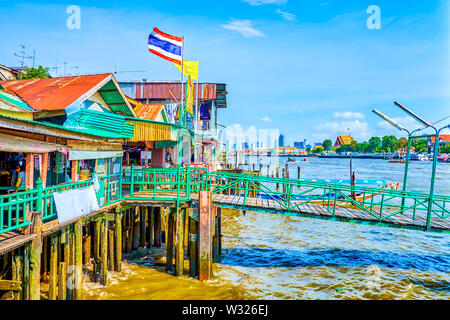 BANGKOK, THAILAND - 22 April, 2019: Der alte schäbige Gebäude von Tha Tien Pier mit Innen- touristischen Markt und Cafés, am 22. April in Bangkok. Stockfoto